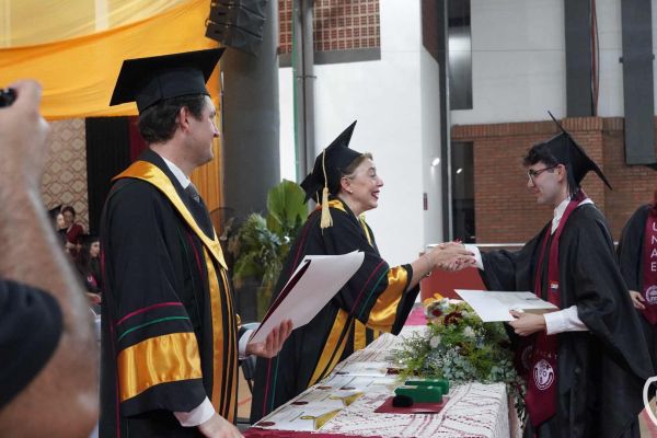 graducion-365-unae-2024E4C3B52F-4D8F-BF09-704D-857A46A5C3A1.jpg