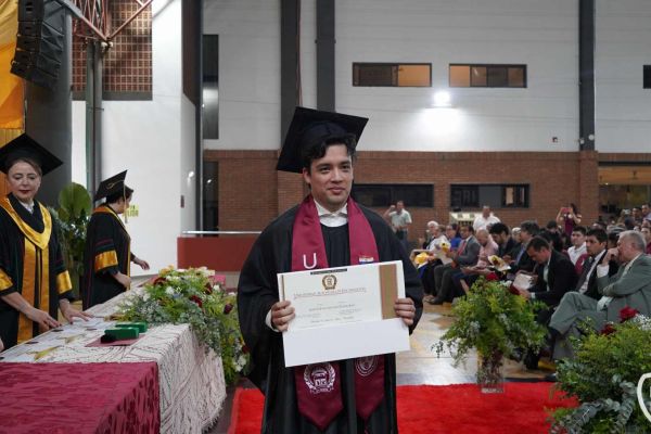 graducion-375-unae-20245487D41D-221C-C5B1-796E-C220CA5CF92E.jpg