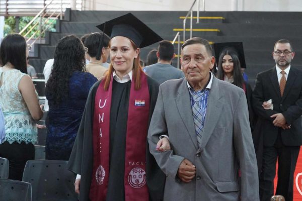 graducion-39-unae-202485E63514-CF5B-E8C8-995D-9FF187613A47.jpg
