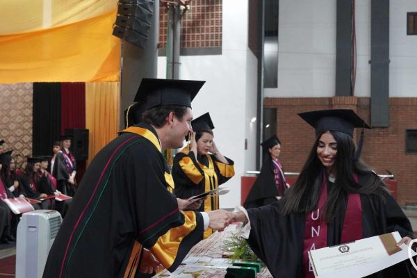 graducion-390-unae-2024C5FB9E87-8B94-3378-A80E-BB52CD92D66B.jpg