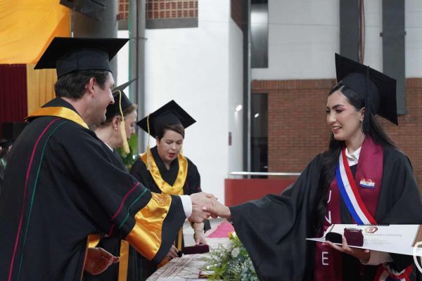 graducion-396-unae-20246E52BDF3-F307-4F42-561A-75F4A36F485E.jpg