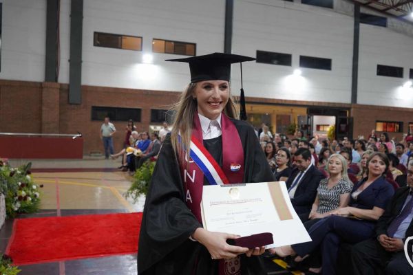graducion-402-unae-20240F8B7CB0-F5CF-71AF-884B-8BC0A6508DF1.jpg
