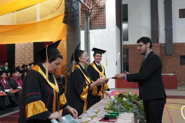 graducion-403-unae-2024A687011F-F32B-9E84-B580-8CD7FBCEDB57.jpg