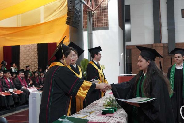 graducion-409-unae-20241A44C53E-E1A5-E545-3B99-9C9F8696B6C9.jpg