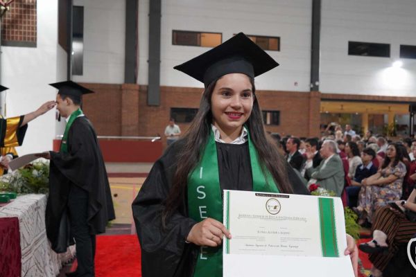 graducion-410-unae-20249CA6CF2A-3F62-5A04-8879-C819A98B966E.jpg