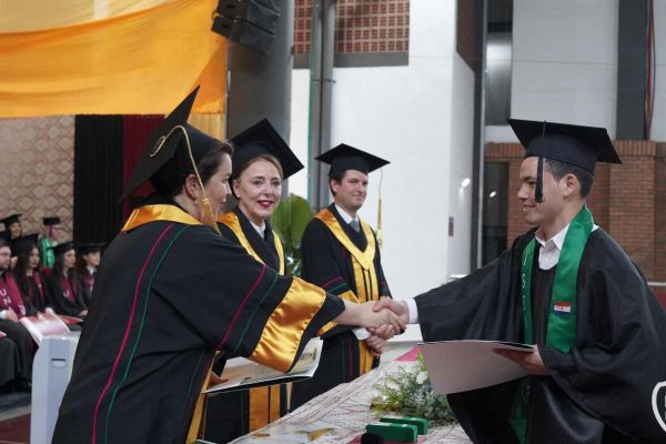 graducion-411-unae-2024649ACA83-496A-394A-1D44-5C9AE85A9AB1.jpg