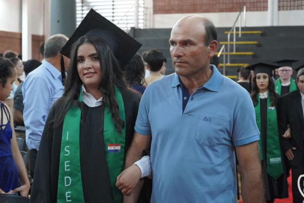 graducion-43-unae-20240CD4AFD4-D077-670B-2631-FC266E84CB43.jpg