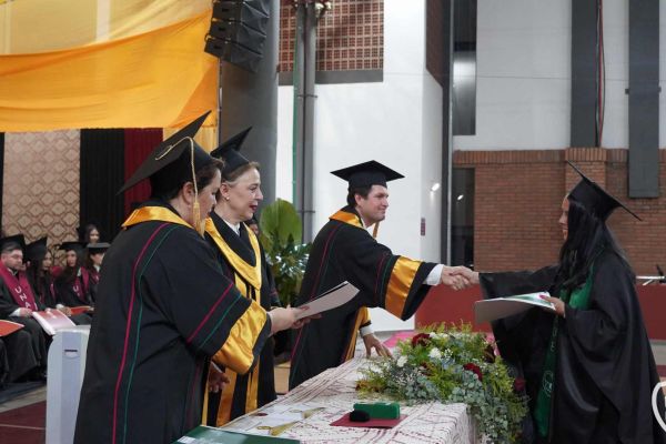 graducion-436-unae-20245EA2CF0A-B09D-800C-C6F6-D3F9BD998304.jpg