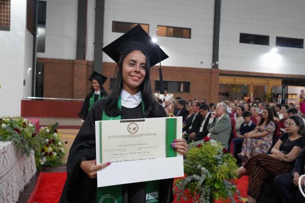 graducion-437-unae-202420F94C52-9F8A-03FE-AE45-7C6DABD75849.jpg