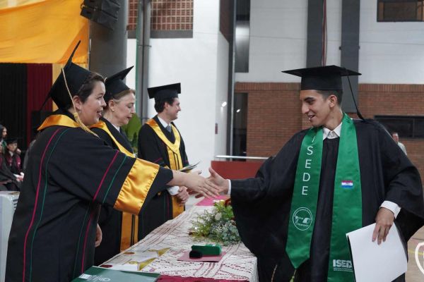 graducion-451-unae-20248088346F-1A5B-87DF-2D8E-8A143C73022D.jpg