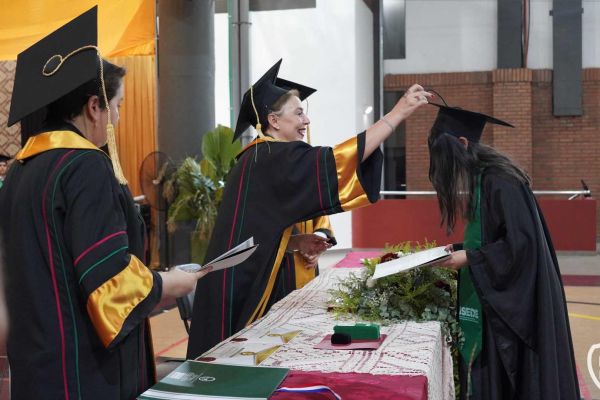 graducion-452-unae-20245A9EBA87-262B-F9B7-E404-D9E9367D7D7C.jpg
