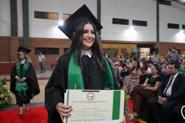 graducion-456-unae-2024B6A7D085-BD5F-C5E7-2A1A-B84840A72F3D.jpg