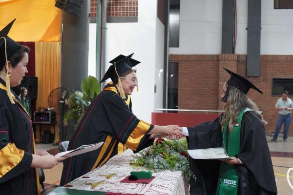 graducion-457-unae-2024F413A64E-31E4-CF77-7B80-BD1329D540FA.jpg