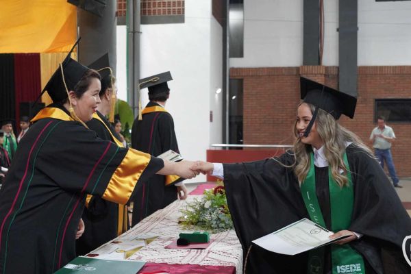 graducion-459-unae-20248D64E6AA-10B8-2BA2-FEF8-77DB0C9BF7CB.jpg
