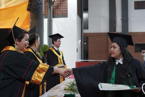 graducion-475-unae-20241FB597BA-3A65-0F28-06AE-94F07C669C81.jpg