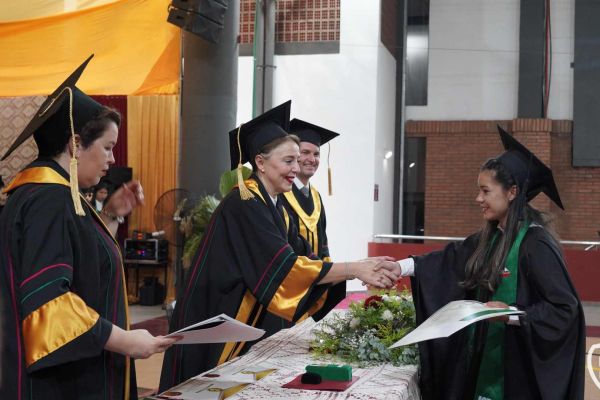 graducion-476-unae-202448C7C97A-816B-430E-BC38-551C776B3958.jpg