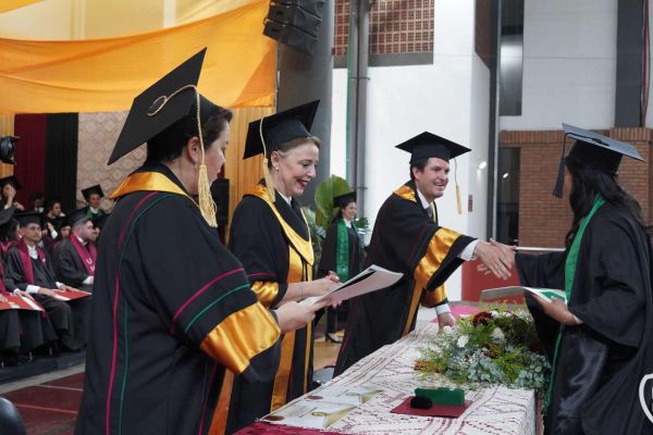 graducion-480-unae-2024D7F2CB84-AC58-F773-3F38-01AD41FAA95C.jpg