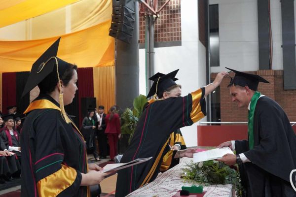 graducion-491-unae-2024065C1BF3-EDDB-97C1-B191-D956632994E4.jpg