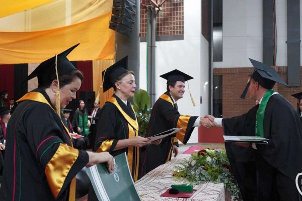 graducion-494-unae-202459944C42-F733-2883-C494-95981E69106B.jpg