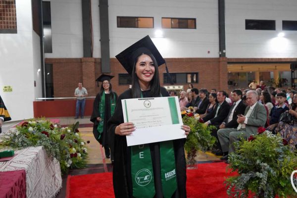 graducion-501-unae-202486E01E66-1CBD-5C65-A9FC-540287A9E4E2.jpg