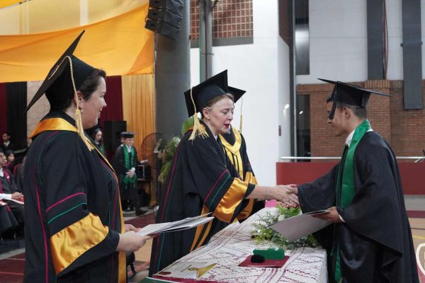 graducion-509-unae-202424A500A7-CE38-4317-2317-EEB31DA3011E.jpg