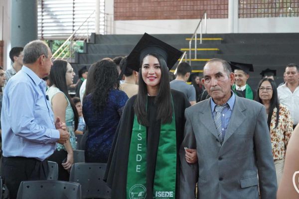 graducion-52-unae-202478820037-8A87-D15C-CBA9-9FFAE55CE4AA.jpg