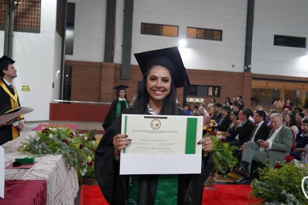 graducion-523-unae-20245CE957A5-FFE7-CB45-22C8-8AF8EAB0E5A6.jpg