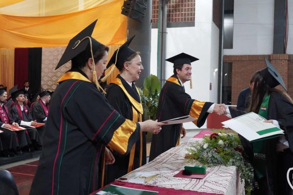 graducion-531-unae-2024C910500A-6539-C0FD-B35D-58E6C515E8AB.jpg