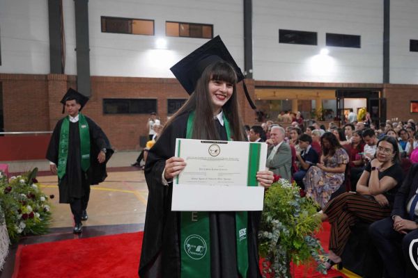 graducion-533-unae-202437B6E39F-25A8-31FD-B91A-975312C4C9B9.jpg