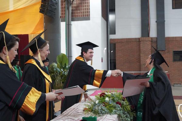 graducion-539-unae-20244FCD05EC-1B1E-0FF5-F6E9-EA85C092D76F.jpg