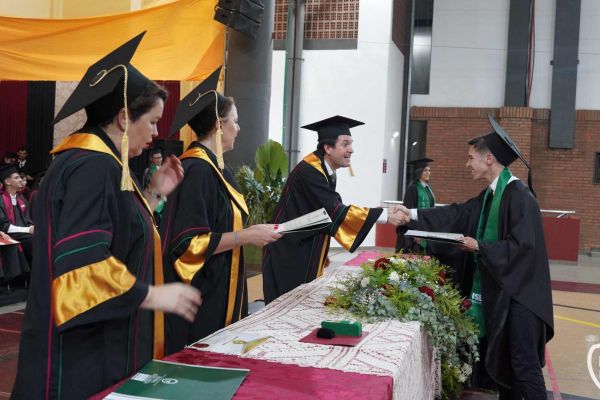 graducion-544-unae-20240A91555F-DA9C-9062-1794-E4151FAE2CC4.jpg