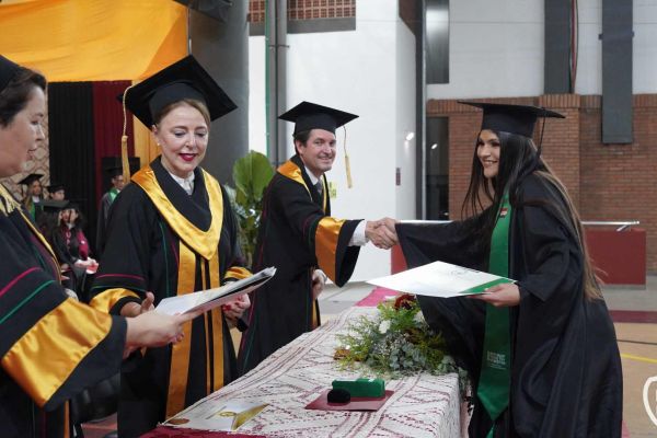 graducion-547-unae-20241346F2AD-B348-E13D-A4B5-1B97006D22D7.jpg
