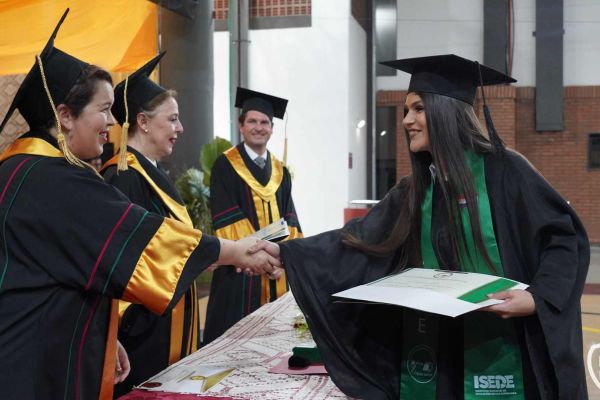 graducion-548-unae-20243D7CD2AD-98B3-7816-8985-CD486D99DCBE.jpg