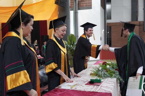 graducion-551-unae-2024B82D6677-D86F-AE1F-7EAD-570D90375EE2.jpg
