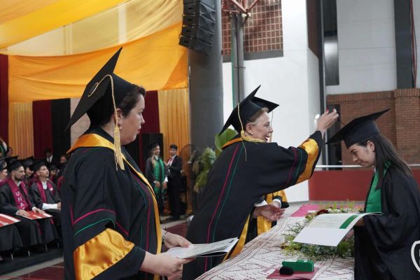 graducion-554-unae-2024C63D6E00-5369-1646-5110-B40D77D49E1F.jpg