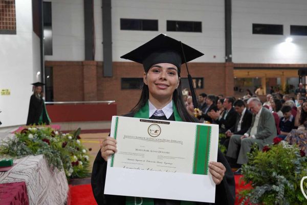 graducion-557-unae-2024BD407DEE-CF01-5A1E-87CC-2C49022D4007.jpg