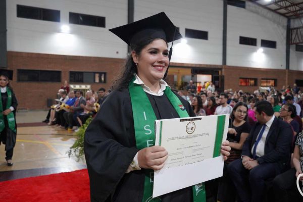 graducion-568-unae-2024066C670C-1897-43AC-37E2-E86150ED9121.jpg