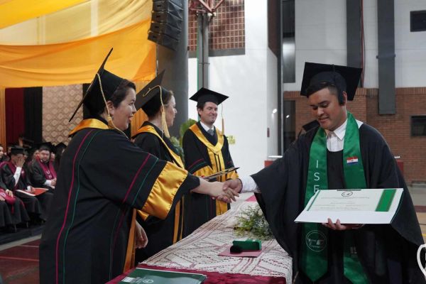 graducion-577-unae-20246B233739-C47C-380E-43A3-C56655378C6E.jpg