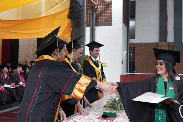 graducion-584-unae-202451A6504C-D87A-ADE9-2B55-3C7F7D40E48F.jpg