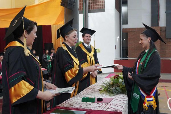 graducion-591-unae-2024691070CE-4EB1-6AC8-CCEC-FE02E0442317.jpg