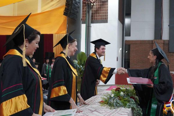 graducion-595-unae-2024CC6DE9C8-FFC3-5F6F-813B-71DF05F8AC04.jpg