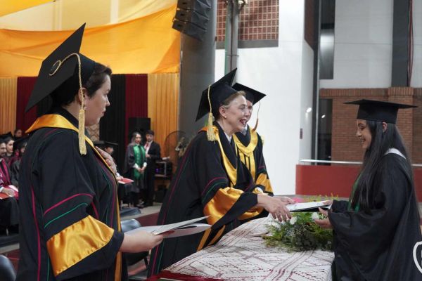 graducion-598-unae-2024FDA0BD03-C10B-8356-A83B-3BE224D2095B.jpg
