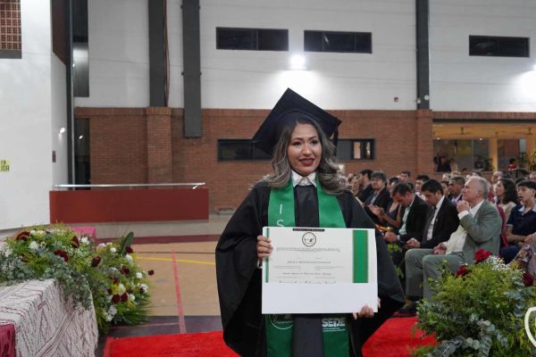graducion-607-unae-2024699432A8-1145-C159-00CA-7FD0D31DD5C3.jpg