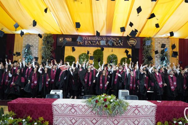 graducion-611-unae-2024AE3516B7-C642-5F2C-7C70-D866140E5BA4.jpg