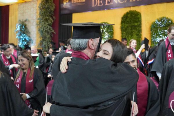 graducion-614-unae-2024A072DF00-A4A1-ACD9-35A6-34E1103BCE22.jpg
