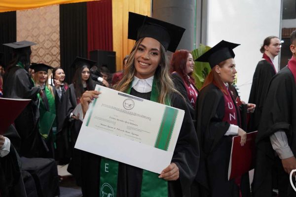 graducion-618-unae-20242D394CE6-DF9C-5E53-EDA7-AD2B7AB39E04.jpg