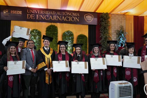 graducion-621-unae-2024BD512365-611C-C571-BEF6-BCE0F7B45590.jpg