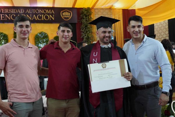 graducion-628-unae-2024D7DD2BD3-C30A-2CD2-AFD8-19C04CB96089.jpg