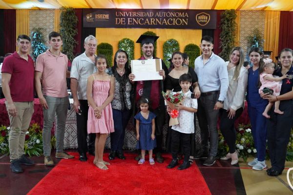 graducion-630-unae-202463C4BC9E-4850-F0B6-524C-F8E20FD3CBB8.jpg