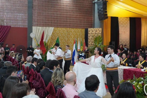 graducion-65-unae-202457AE5FB3-2F3B-D6C8-A9CE-9A24EE0349E3.jpg